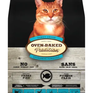 Bolsa de alimento Oven-Baked Tradition Adult Cat - Fish- Gato Adulto Pescado con un gatito naranjo mirando a la camara