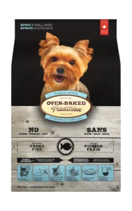 Bolsa con imagen de perrito pequeño y tierno mirando a la camara con alimento Oven Baked Tradition Adult Small Breed Fish - Adulto pequeño