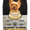 Bolsa de alimento Oven-Baked Tradition Senior & Weight Management Small Breed con perrito pequeño mirando a la camara