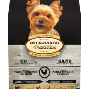 Bolsa de alimento Oven-Baked Tradition Senior & Weight Management Small Breed con perrito pequeño mirando a la camara
